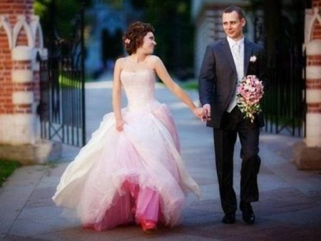 Сватбена рокля с цветна фуста