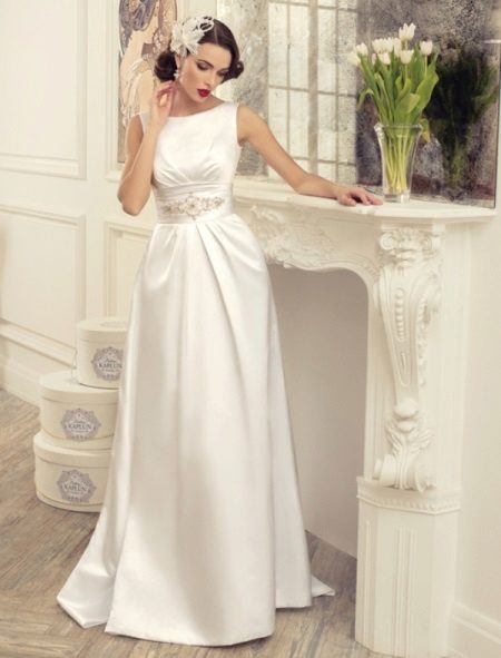 Gaun pengantin dengan sabuk satin