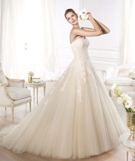 Vestido de novia de la colección GLAMOUR de Pronovias Ivory.
