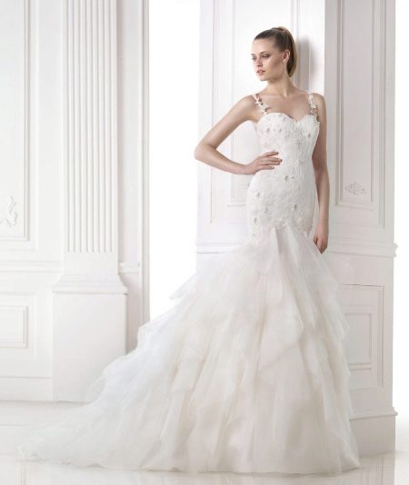 فستان زفاف من مجموعة DREAMS من برونوفياس مع تنورة متعددة الطبقات