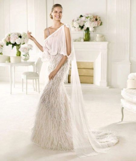 Gaun pengantin dengan pinggir