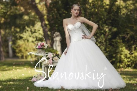Gaun pengantin dari Slanovski yang indah dengan rhinestones Swarovski