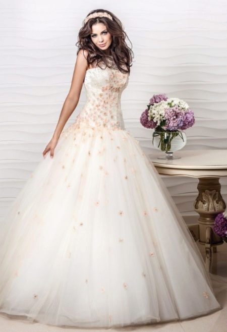 Oksana Mucha vestuvių suknelė su spalvotu dekoru