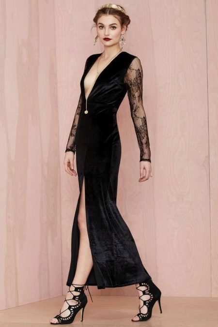 שמלת קטיפה שחורה עם שרוולים ארוכים ושקופים