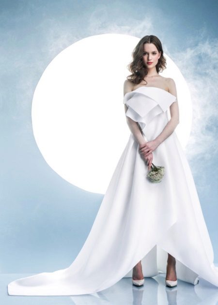 Hvit brudekjole med voluminøse elementer