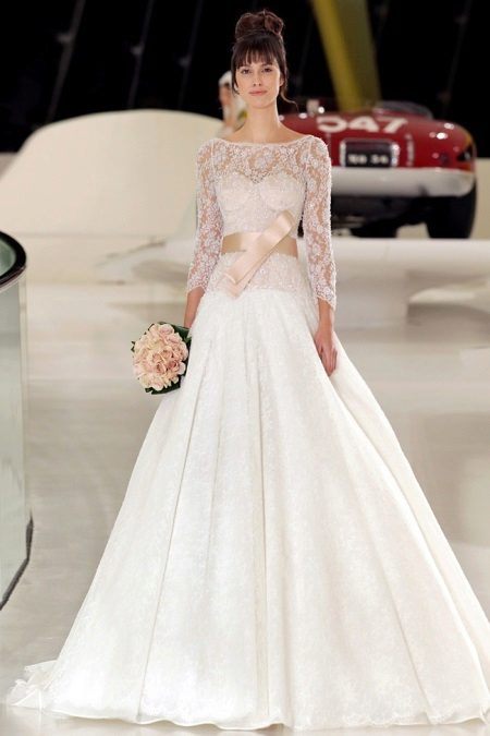A combinação de vestido de noiva branco com pêssego