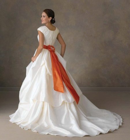 فستان زفاف مع حزام برتقالي
