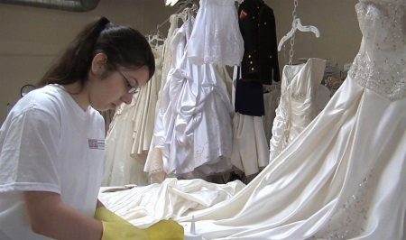 Процесът на почистване на сватбена рокля