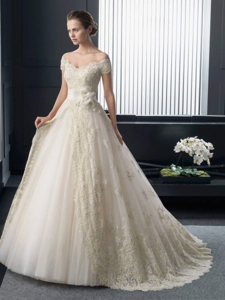Klasické svatební šaty s snižuje