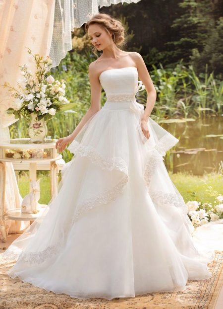 Clásico vestido de novia exuberante con una falda de múltiples capas