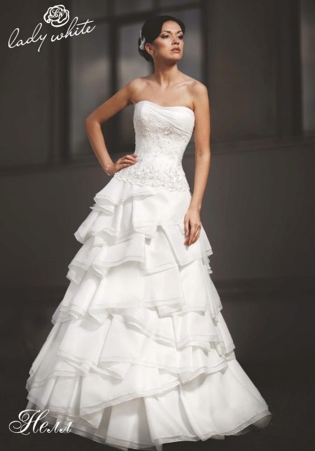 El vestido de novia de la colección Lady White Enigma tiene forma de a.