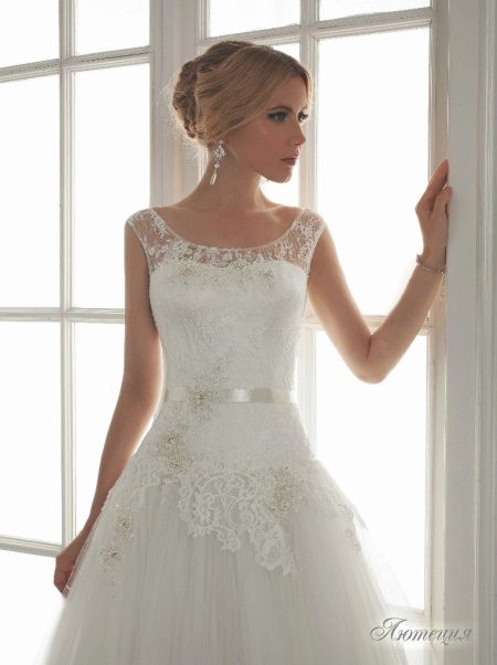 Embroidered Decorated Wedding Dress