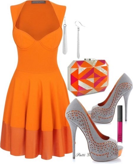 Oranžinė suknelė su pilkais bateliais