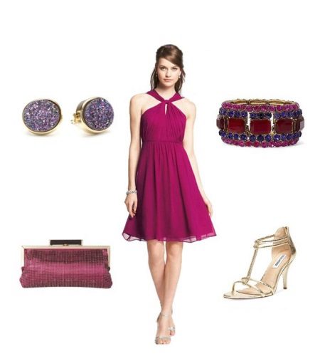 Fuchsia kjole med lilla tilbehør