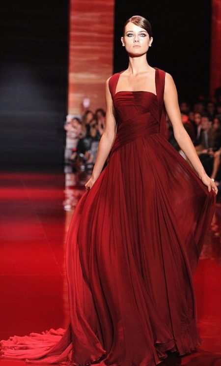 „Crimson“ suknelė korporatyvinei šaliai