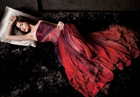 punainen sifonki mekko, jossa verhoilu