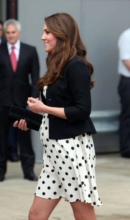 Baltos spalvos suknelė žirneliuose Kate Middleton
