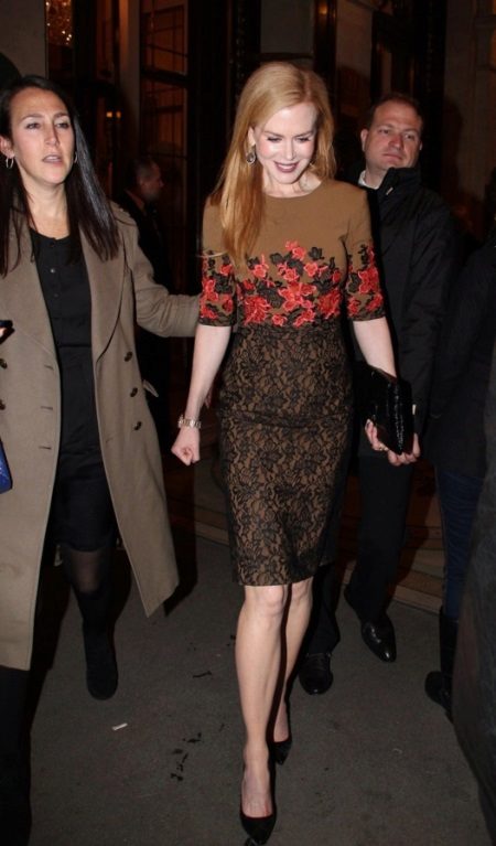 Vestido marrom com vermelho Nicole Kidman