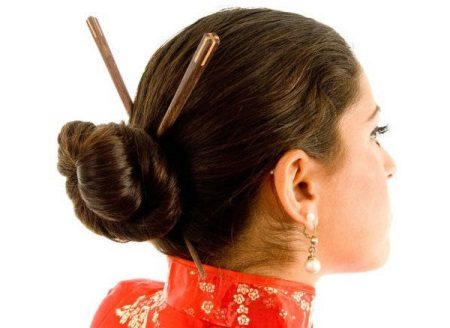 Capelli stile cinese con le bacchette