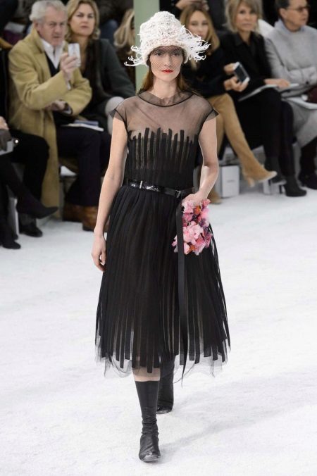 Chanel'den retro tarzı kokteyl elbisesi