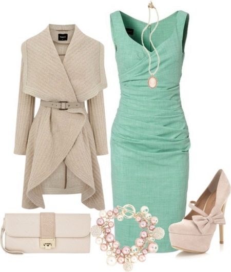 Vestido de menta con accesorios beige.