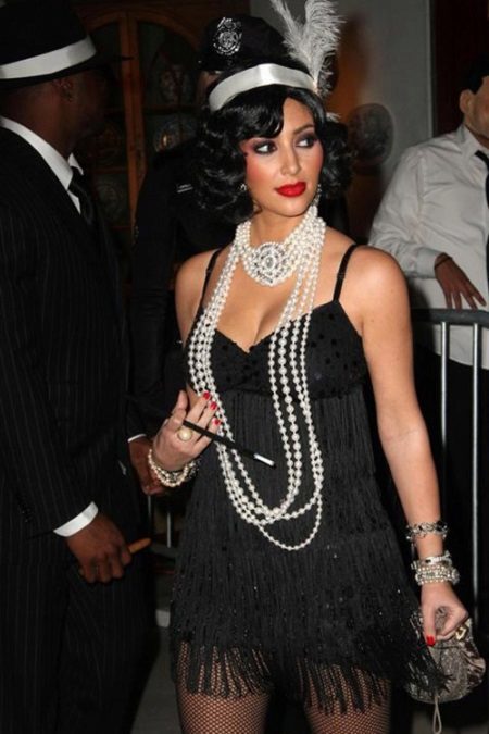 Zwarte jurk in de stijl van Gatsby in combinatie met parels en een kleine handtas