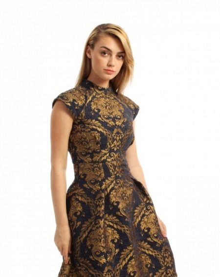 השמלה בסגנון מזרחי עם הדפס זהב