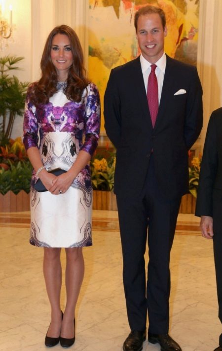 Vestido de seda branco-roxo Kate Middleton comprimento midi