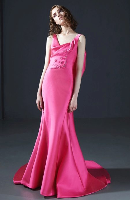 فستان من الحرير الوردي