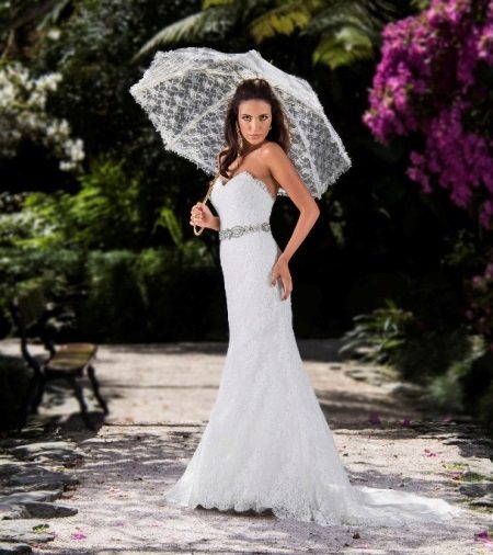 فستان زفاف جبر مع مظلة