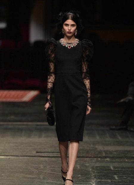 Gaun gaya Chanel dengan lengan guipure
