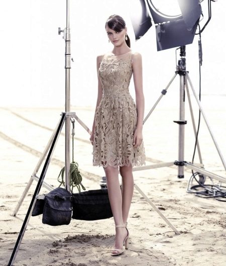 smėlio nėrinių suknelė