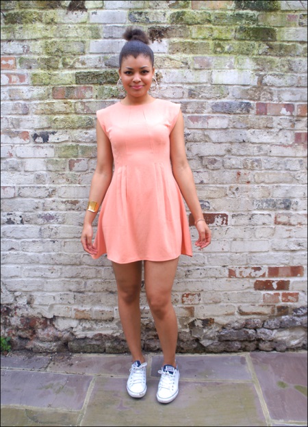 Yazlık spor ayakkabı ile polyester elbise