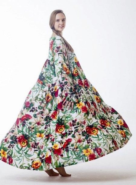 Dlouhé květinové šaty ze staplu v lidovém stylu