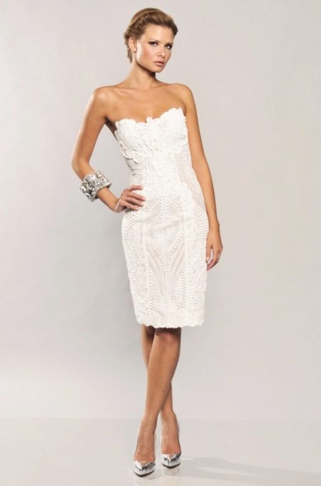 Baltos spalvos suknelė su korsetu