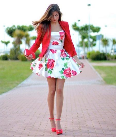 Vestido branco com rosas em combinação com uma jaqueta vermelha