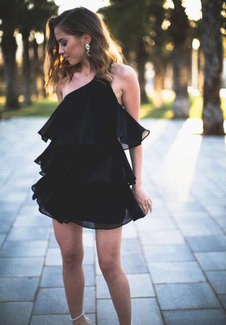 Czarna krótka sukienka z poziomymi falbanami