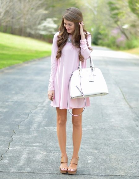  Shift dress with wedge sandals
