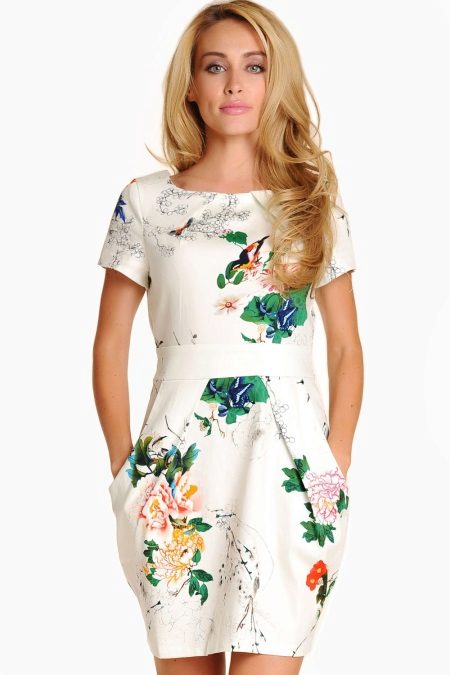 Dress style tulip with a boat neckline