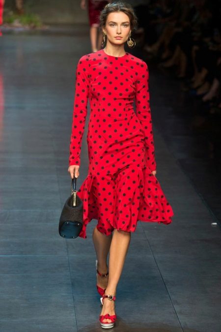 Rød kjole med sorte polka prikker