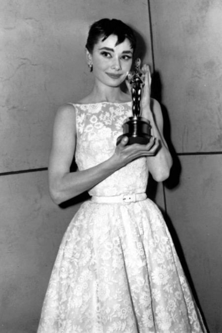 Audrey Hepburn baltas nėrinių suknelė