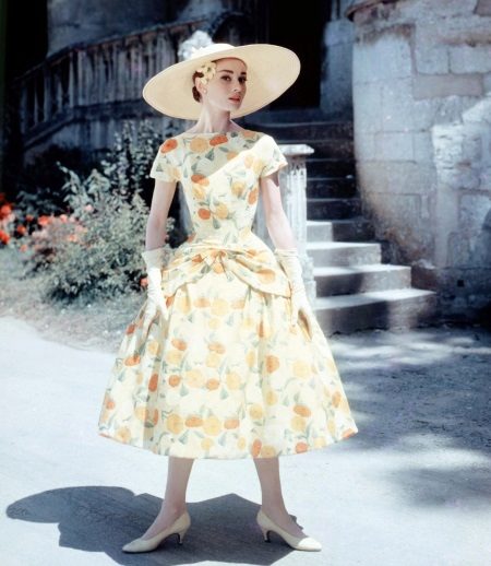 Audrey Hepburn barevné šaty