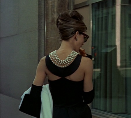 Audrey Hepburn buka pakaian petang
