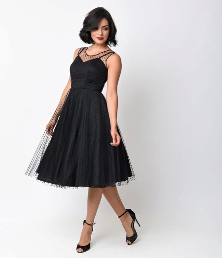 فستان أسود رقيق في أسلوب 50s