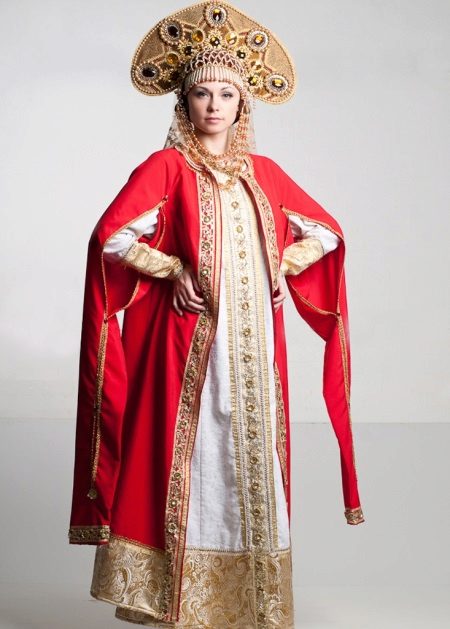  Rosyjska biała sukieneczka ze złotymi wzorami