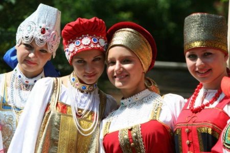 Phụ kiện và trang sức cho sundress Nga