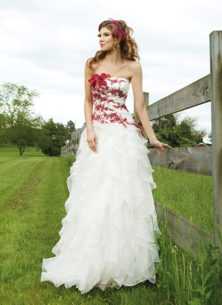 Бяла сватбена рокля с червени елементи