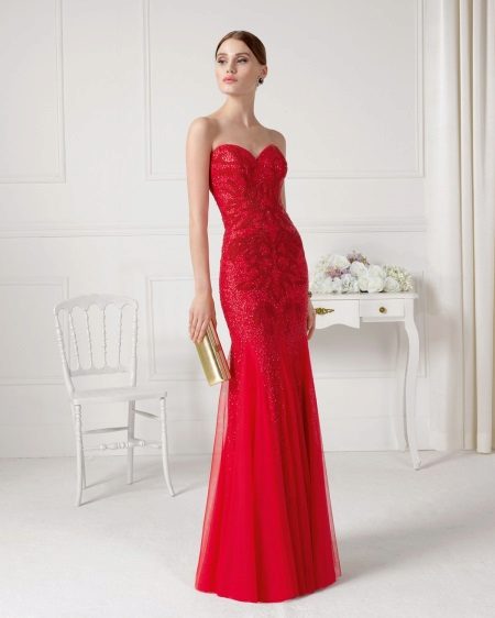 Rød stroppeløs kjole