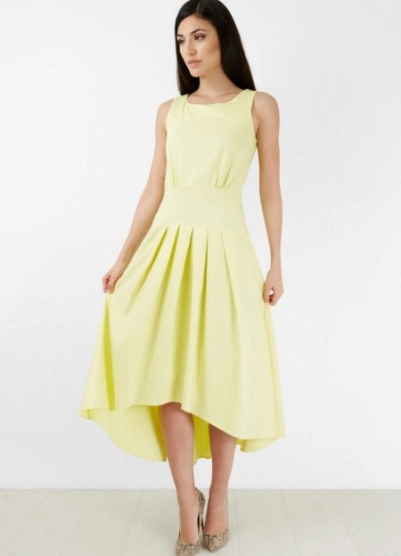 Nízké pasové šaty s nadýchanou asymetrickou sukní