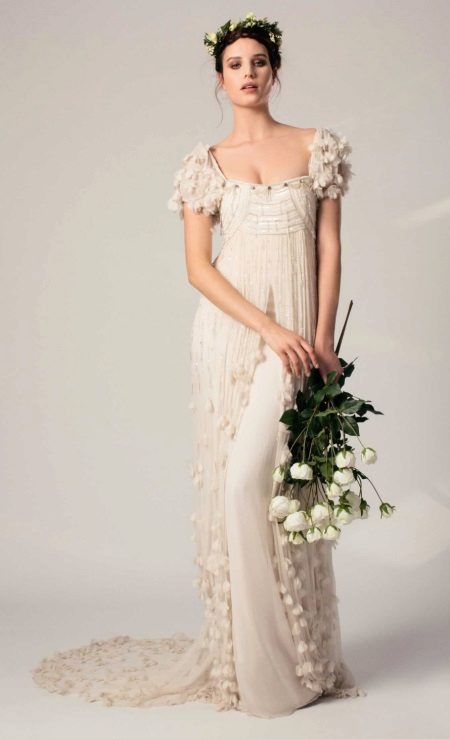 Сватбена рокля в стил ампир с ръкав-фенерче
